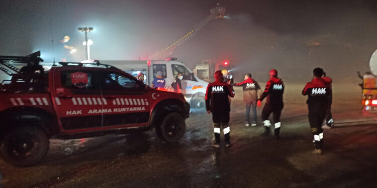 Van'da Samancılar Sitesi'nde çıkan yangın korkuttu