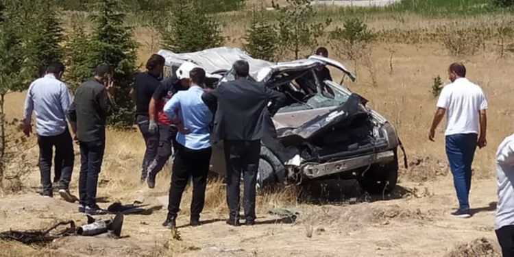 Van'da hafif ticari araç takla attı: 2'si ağır 4 yaralı