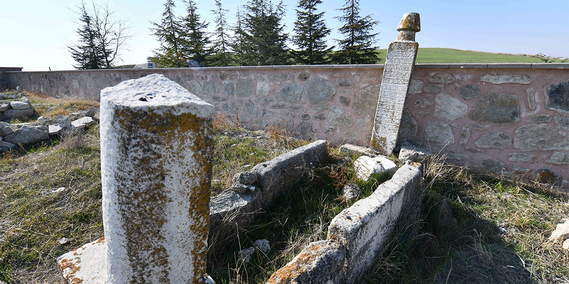 Ankara Büyükşehir Belediyesi, restorasyon ve çevre düzenlemesi çalışmalarını tamamladığı Kalecik Kazancı Baba ve Polatlı Karaca Ahmet Türbesi’ni yeniden ziyarete açtı.
