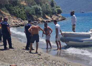 Yangın çıkarıp denize kaçan şüpheli, boğulma tehlikelisi geçirdi