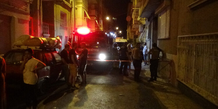 Yangında evde mahsur kalan adam yanarak öldü