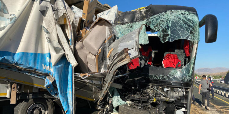 Yolcu otobüsü TIR'a arkadan çarptı: 1 ölü, 34 yaralı