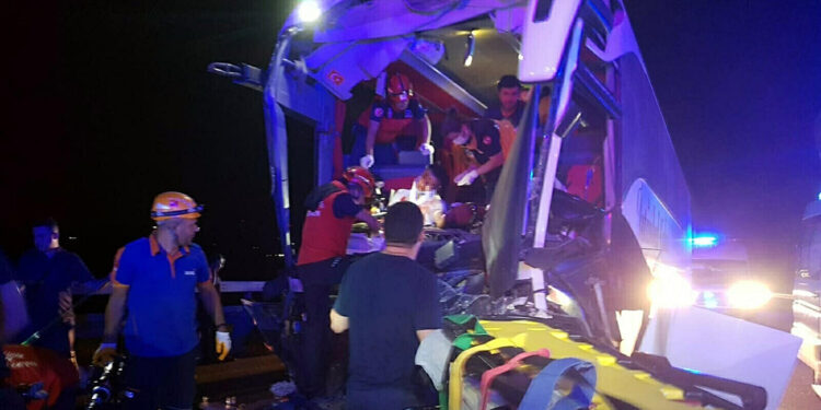 Yolcu otobüsü beton mikserine çarptı; 44 yaralı