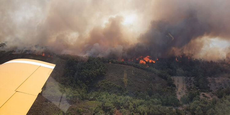 Yunanistan'daki yangında 414 ton su atımı yapıldı