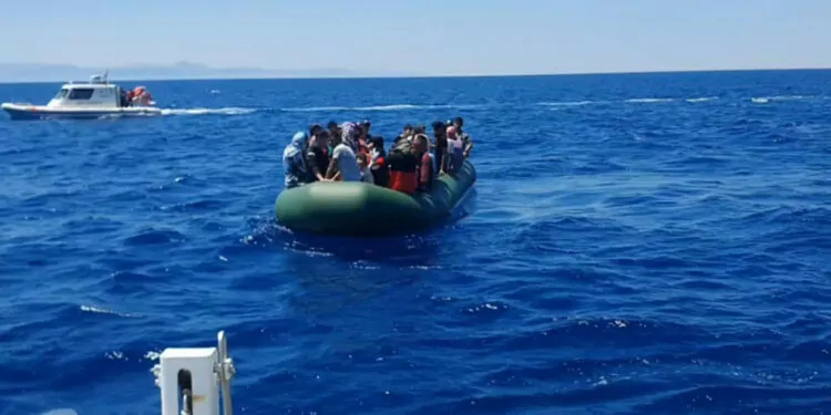 Yunanistan'ın geri ittiği 84 göçmen kurtarıldı