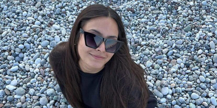 Yüzü ve vücudu yanan Beyzanur, saçını bağışladı