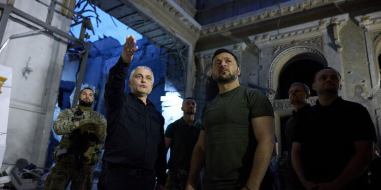 Zelenski, saldırıda hasar gören katedrali ziyaret etti