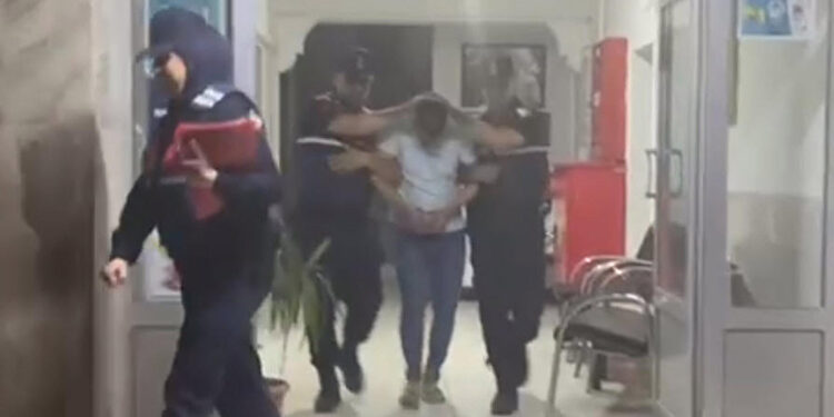 Zeytin tankında çıplak sepetlemeye tutuklama