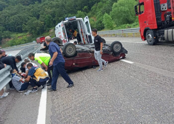 Zonguldak'ta otomobiller çarpıştı: 1'i bebek 8 yaralı