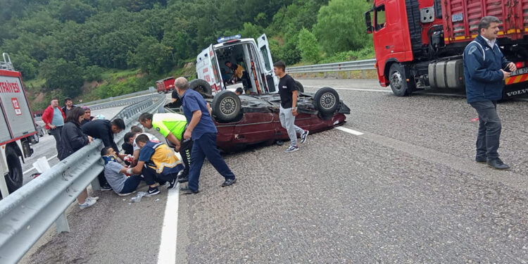 Zonguldak'ta otomobiller çarpıştı: 1'i bebek 8 yaralı