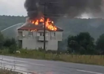 Zonguldak'ta yıldırım düşen evin çatısı yandı