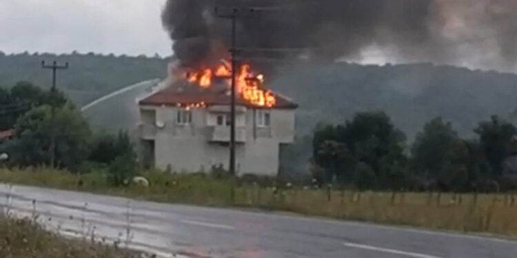 Zonguldak'ta yıldırım düşen evin çatısı yandı