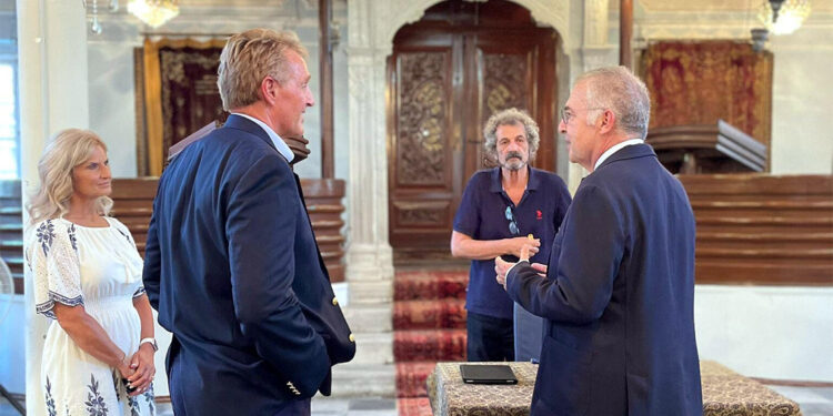 ABD Ankara Büyükelçisi Jeffry Flake ve eşi Yahudi mahallesini gezdi