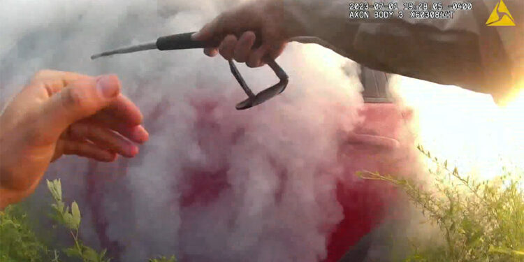 ABD polisi yanan aracın içinde sıkışan kadını kurtardı