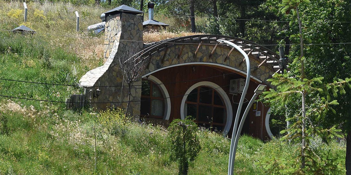 Sivas'ta, 'Yüzüklerin Efendisi' filminden esinlenerek ilki 2015 yılında inşa edilen 'Hobbit Oteli', isim haklarının ihlali nedeniyle ABD'li yapım şirketi The Saul Zaentz Company'den telif ihtarı aldı, tesisin adı 'Yamaç Evleri' olarak değiştirildi.