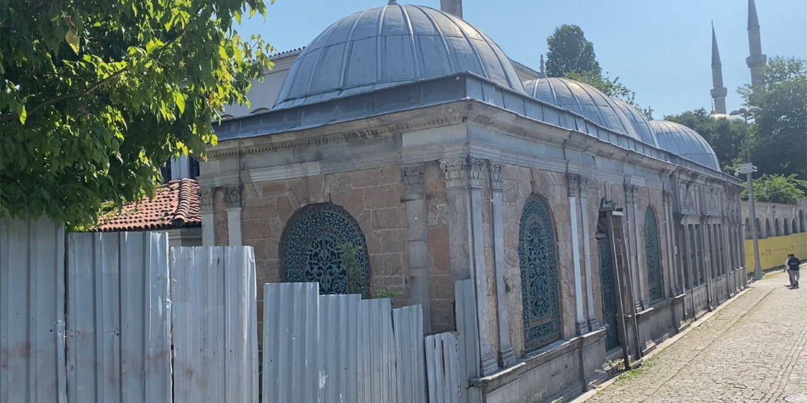 174 yıllık Adile Sultan Türbesi'nde çökme tehlikesi