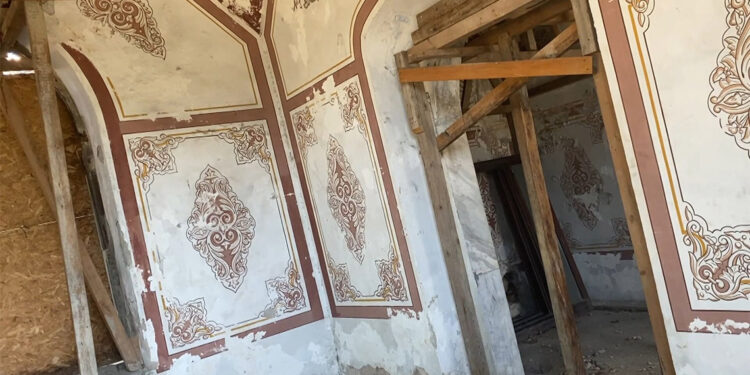 174 yıllık Adile Sultan Türbesi'nde çökme tehlikesi