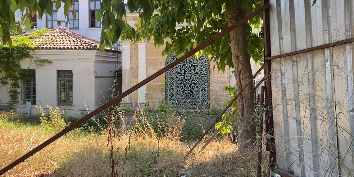 Eyüpsultan'da bulunan 174 yıllık Adile Sultan Türbesi çökme riski nedeniyle kalaslarla desteklendi. Türbenin içindeki bakımsızlık da dikkat çekiyor.