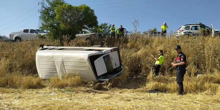 Adıyaman'da servis minibüsü şarampole devrildi