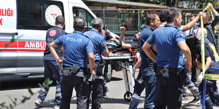 Adliye çıkışında anne ve 2 oğluna silahlı saldırı