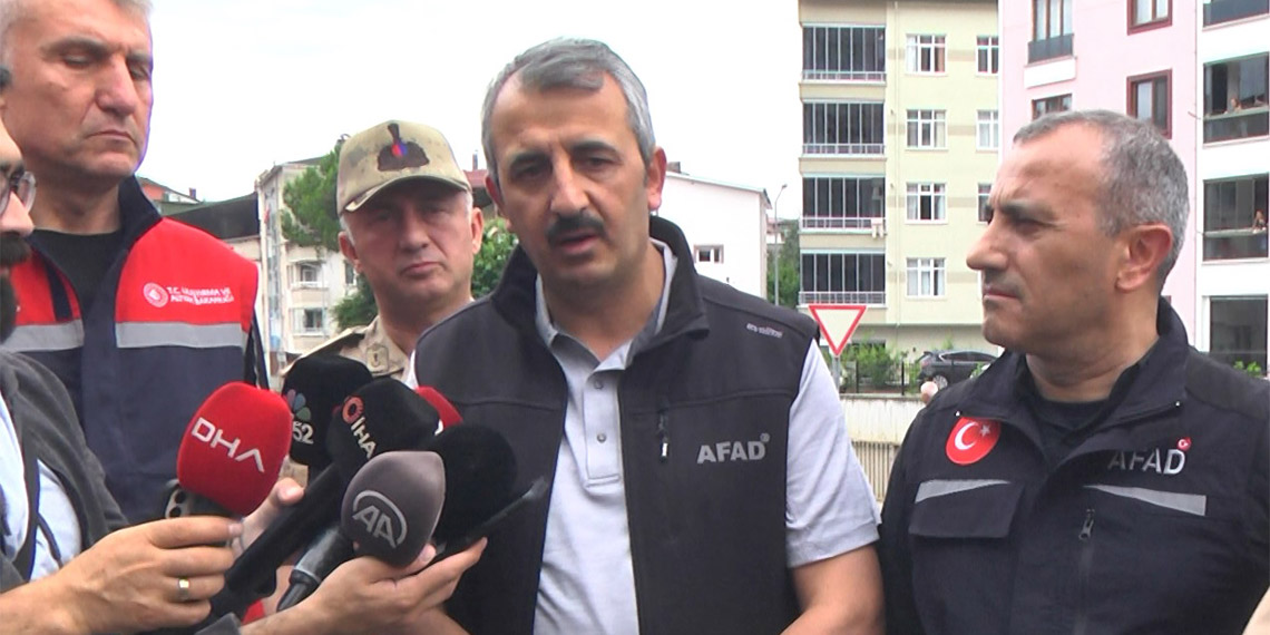 AFAD Başkanı Yunus Sezer, “Şu anda 15 ilde turuncu uyarı vermiş durumdayız. Meteoroloji ile beraber anlık olarak takip ediyoruz. Bu verilen uyarılar sonucunda başta yetkililer olmak üzere valilerimiz, belediye başkanlarımız, muhtarlarımız olmak üzere tüm kriz merkezlerimiz şu anda aktif durumda” dedi.