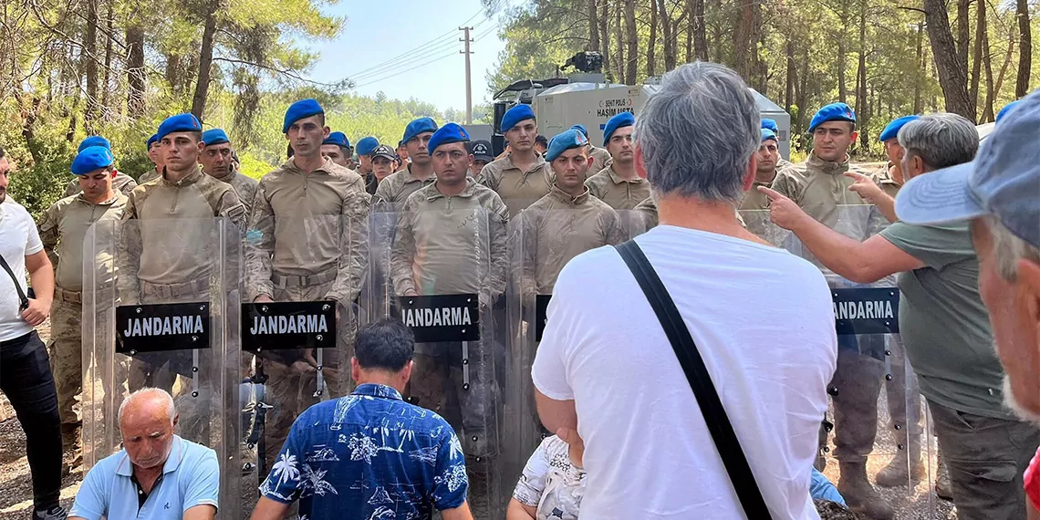 Muğla'nın milas ilçesindeki i̇kizköy'de kömür maden sahasının genişletilmesi çalışmaları sırasında akbelen'de ağaç kesildiğini belirten bölge halkı ile çevreciler, jandarma ile karşı karşıya geldi.