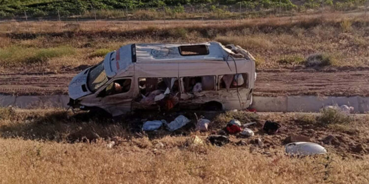 Aksaray'da fındık işçilerini taşıyan minibüs devrildi