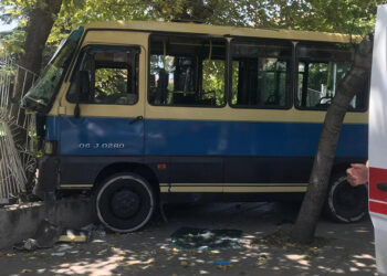 Ankara'da freni boşalan dolmuş site korkuluklarına çarptı