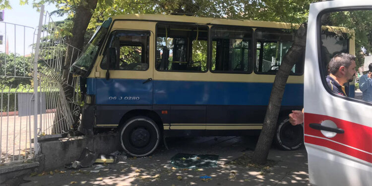 Ankara'da freni boşalan dolmuş site korkuluklarına çarptı