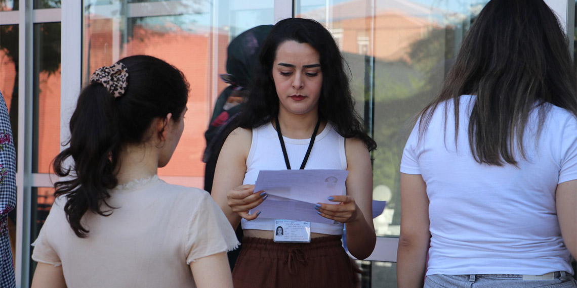 2023-KPSS Lisans Genel Yetenek-Genel Kültür Sınavı, Ankara'da başladı. Adaylar, 2023 KPSS'nin ilk oturumu için sabahın erken saatlerinden itibaren sınav merkezlerine geldi.