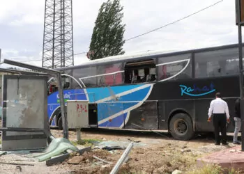 Ankara'da yolcu otobüsü minibüs ile durağa çarptı