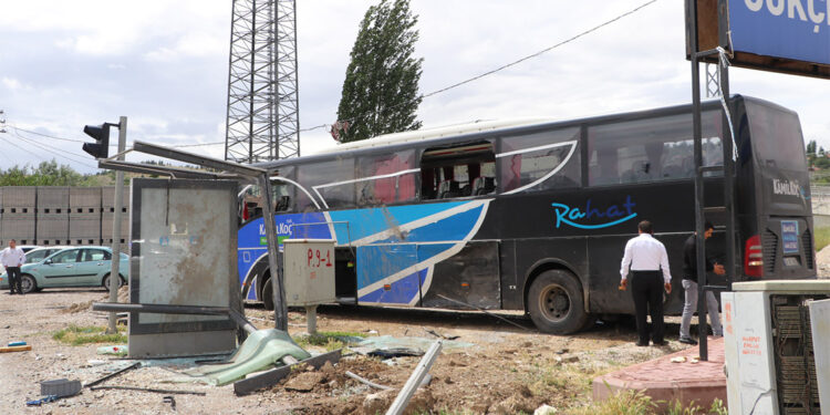 Ankara'da yolcu otobüsü minibüs ile durağa çarptı