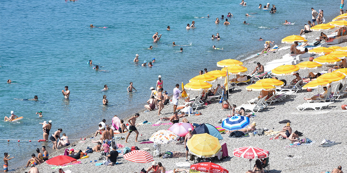 Antalya'da hava sıcaklığı 37 dereceyi gördü