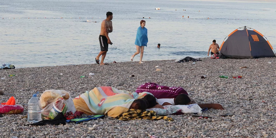 Antalya'da sıcakların mevsim normallerinin üzerinde seyretmesiyle vatandaşlar konyaaltı sahili'nde sabahladı. Sahile gelen vatandaşlardan bazıları çadırda, bazıları ise taşların üzerine serdikleri battaniyelerde uyumayı tercih etti.