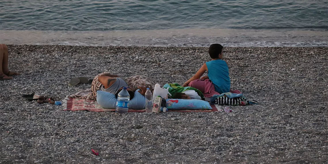 Vatandaşlar konyaaltı sahili'nde sabahladı