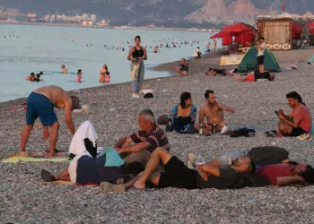 Vatandaşlar konyaaltı sahili'nde sabahladı