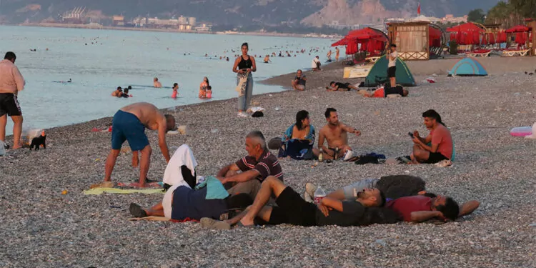 Vatandaşlar konyaaltı sahili'nde sabahladı