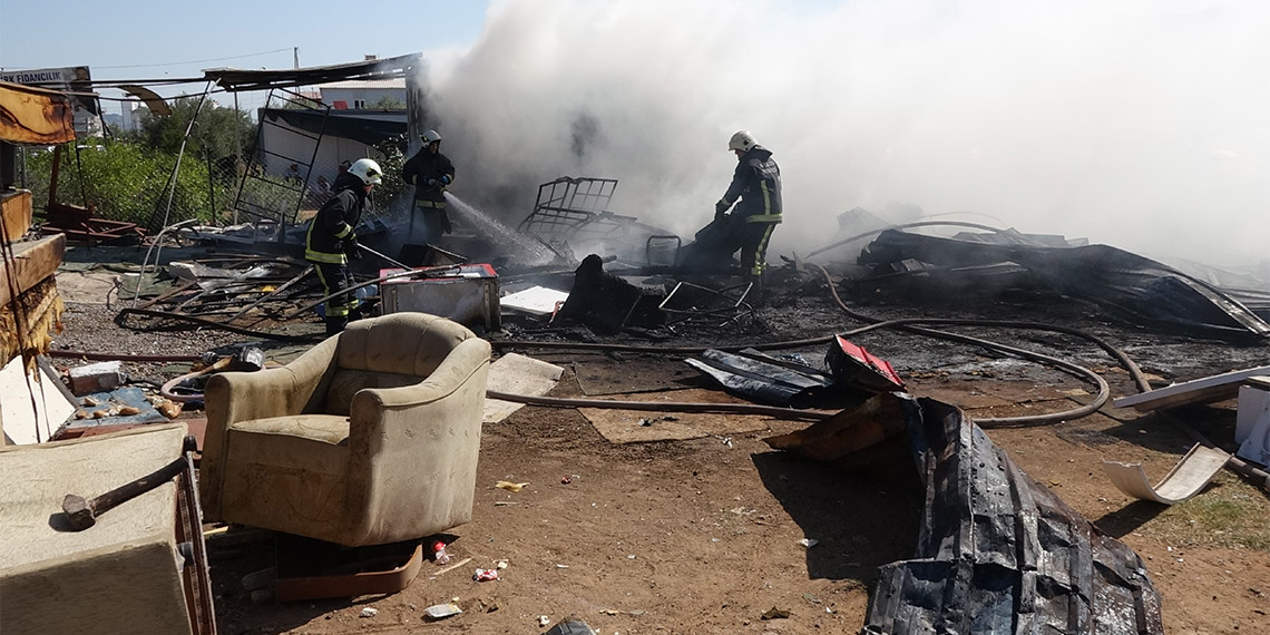 Antalya'da spot mağazada yangın