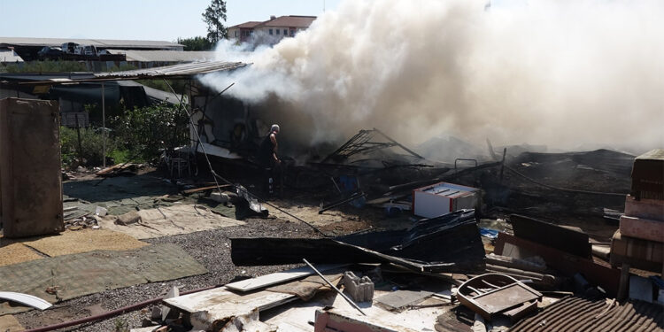 Antalya'da spot mağazada yangın