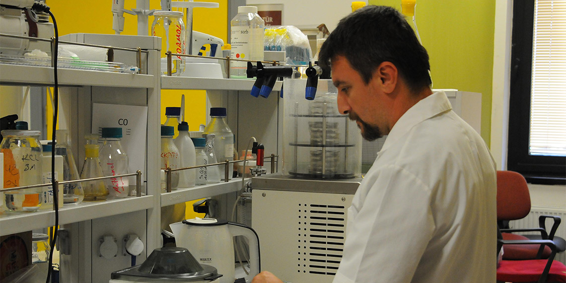 Kocaeli Üniversitesi Fen Edebiyat Fakültesi Biyoloji Bölümü Araştırma Görevlisi Serdar Aksan, deniz suyu sıcaklığının artmasıyla birlikte Kızıldeniz’den gelen istilacı türlerin Akdeniz ve Karadeniz’de görülmeye başlandığını söyledi.