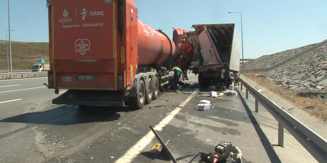 Arnavutköy'de TIR kamyonete çarptı