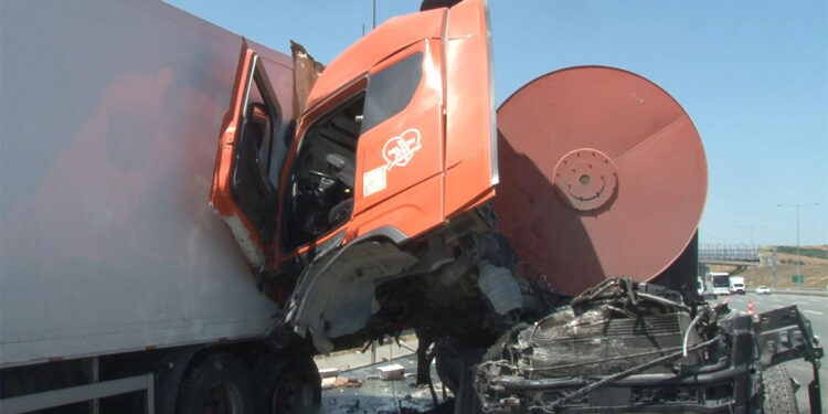 Arnavutköy'de TIR kamyonete çarptı