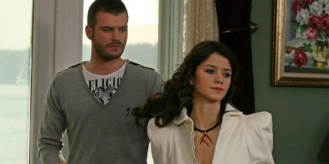 Yazar Halit Ziya Uşaklıgil 1899-1900 yılları arasında Tanzimat döneminin etkisiyle batı hayranlığını farklı yaşayan batılı olmayı taklit eden zenginliğini kaybetmiş Melih Bey ve ailesinin kızlarını varlıklı ve zengin bir İstanbul beyefendisi Adnan Bey ile evlendirmesiyle gelişen olayları gerçekçi bir pencereden anlatmıştır.