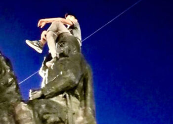 Atatürk büstüne çıkıp ayak ayak üstüne atıp poz veren kişiye tepki