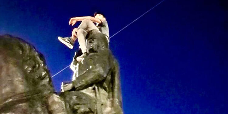 Atatürk büstüne çıkıp ayak ayak üstüne atıp poz veren kişiye tepki