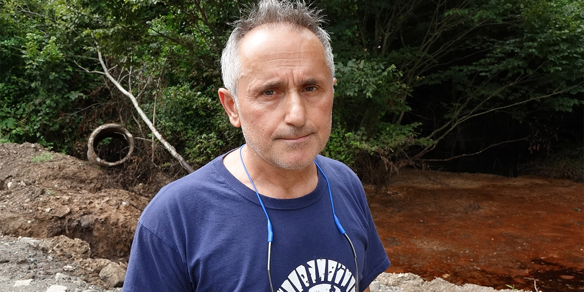 Balık fabrikasının atıkları derenin rengini değiştirdi