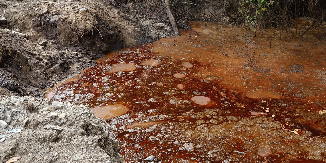 Trabzon'da Beşikdüzü Organize Sanayi Bölgesi'nin (OSB) arıtma sistemi yetersiz kalıp, tıkanınca 3 balık fabrikasının atıkları derenin rengini değiştirdi kirlik oluşturdu.