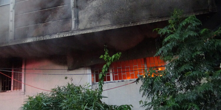 Avcılar'da mahalleli yangına isyan etti