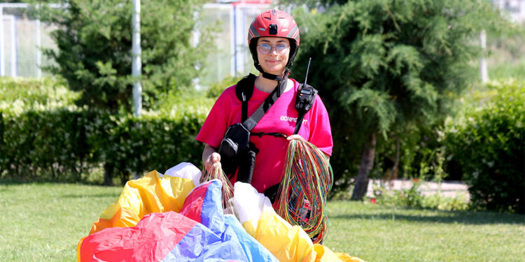 Gökyüzünde uçmanın heyecanını 13 yıldır yaşıyor
