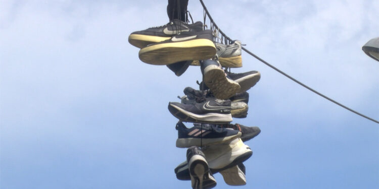 Tellere asılı ayakkabılar merak konusu oldu